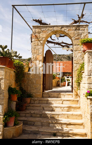 Vieille maison entrée avec escalier et les plantes. Banque D'Images