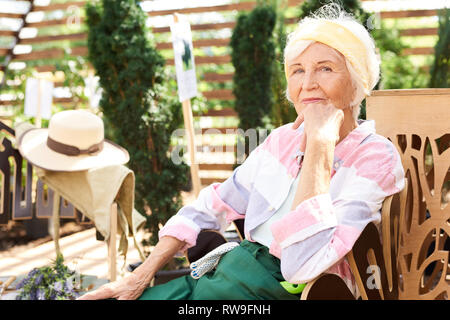 Senior Woman Resting in Garden Banque D'Images