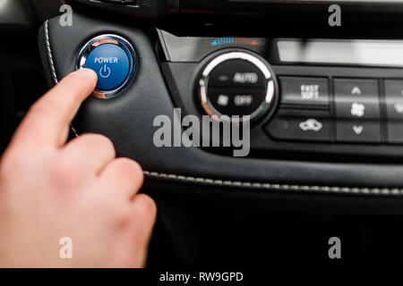 Voiture chauffeur de démarrer le moteur démarrer, arrêter le moteur. Banque D'Images