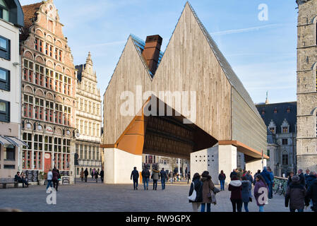 Gand, Belgique - 17 février 2019 : Le bâtiment de l'Stadshal dans la place la plus importante dans le centre-ville. Le toit de l'immeuble est faite de l'adj Banque D'Images