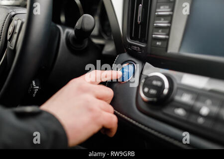 Voiture chauffeur de démarrer le moteur démarrer, arrêter le moteur. Banque D'Images
