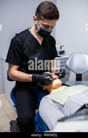Femme ayant examiné à dents dentistes à la clinique Banque D'Images