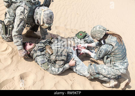 Battlefield medic sauver la vie de l'infanterie aéroporté blessés parachutiste. Banque D'Images