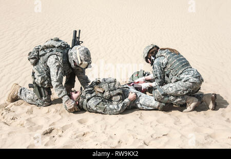 Battlefield medic sauver la vie de l'infanterie aéroporté blessés parachutiste. Banque D'Images