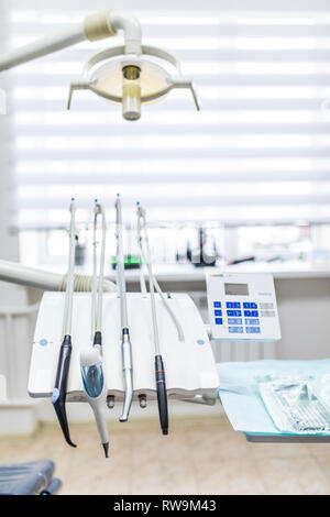 Différents instruments et outils dentaire dans un cabinet de dentistes Banque D'Images