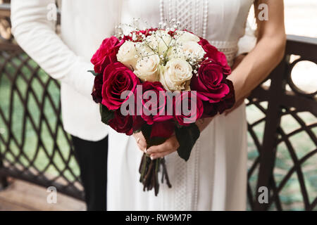 Marié et mariée avec MARIAGE BOUQUET DE MARIAGE Banque D'Images