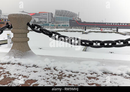 L'hiver à Cleveland, Ohio est connue pour son climat froid et de la neige qui est particulièrement importante dans le quartier du port Northcoast sur le lac Érié. Banque D'Images