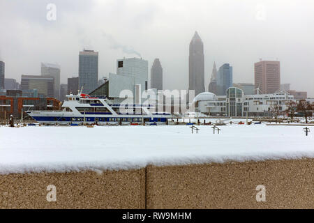 L'hiver à Cleveland, Ohio est connue pour son climat froid et de la neige qui est particulièrement importante dans le quartier du port Northcoast sur le lac Érié. Banque D'Images