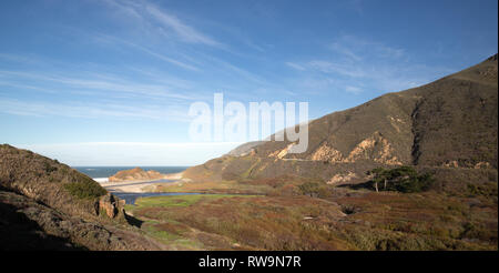 Embouchure de la rivière Little Sur où elle rencontre l'océan Pacifique au point sur sur la côte de la californie centrale - United States Banque D'Images