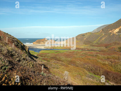 Embouchure de la rivière Little Sur où elle rencontre l'océan Pacifique au point sur sur la côte de la californie centrale - United States Banque D'Images