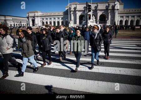 Les jeunes militants du Kentucky et à travers les États-Unis occupent le bureau du sénateur Mitch McConnell pour protester contre ses tentatives pour vaincre le Green New Deal. Washington DC. USA. 25 février 2019 Banque D'Images