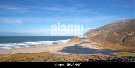 Embouchure de la rivière Little Sur où elle rencontre l'océan Pacifique au point sur sur la côte de la californie centrale - United States Banque D'Images