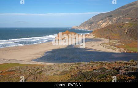 Embouchure de la rivière Little Sur où elle rencontre l'océan Pacifique au point sur sur la côte de la californie centrale - United States Banque D'Images