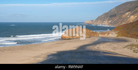 Embouchure de la rivière Little Sur où elle rencontre l'océan Pacifique au point sur sur la côte de la californie centrale - United States Banque D'Images