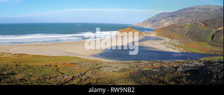 Embouchure de la rivière Little Sur où elle rencontre l'océan Pacifique au point sur sur la côte de la californie centrale - United States Banque D'Images