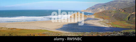 Embouchure de la rivière Little Sur où elle rencontre l'océan Pacifique au point sur sur la côte de la californie centrale - United States Banque D'Images