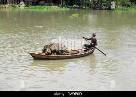 Un bateau chargé de fibres de jute brut à Faridpur, Bangladesh. Banque D'Images