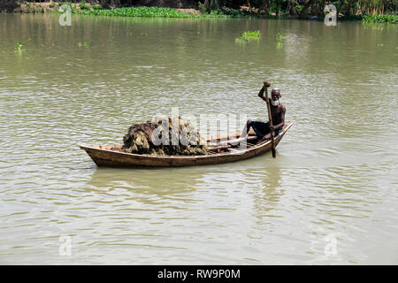 Un bateau chargé de fibres de jute brut à Faridpur, Bangladesh. Banque D'Images