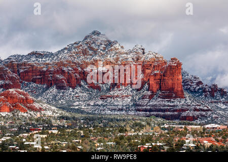 Coffee Pot Rock recouvert de neige après une tempête d'hiver à Sedona, Arizona, États-Unis Banque D'Images