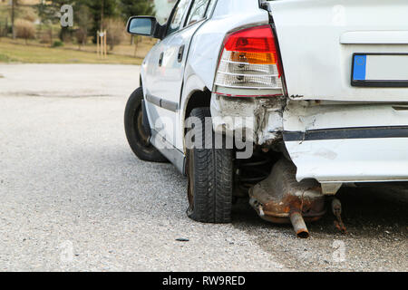 La voiture détruit lors de l'accident de la circulation s'en tient la route et est abandonné. Banque D'Images