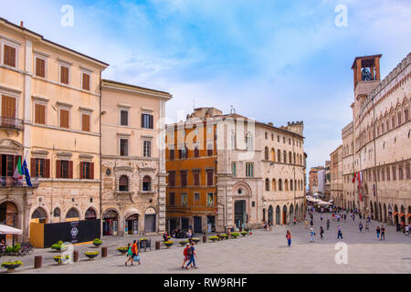 Pérouse, Ombrie / ITALIE - 2018/05/28 : Vue panoramique sur la Piazza IV Novembre - Pérouse historique place principale avec le Palazzo dei Priori Banque D'Images