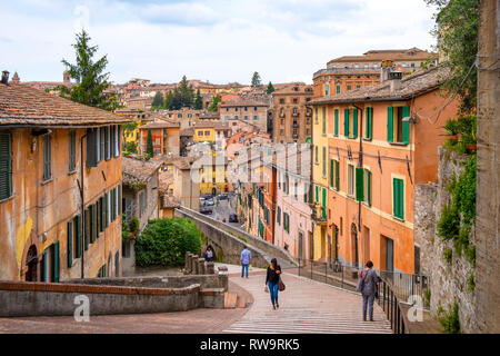 Pérouse, Ombrie / ITALIE - 2018/05/28 : Vue panoramique de l'aqueduc historique formant Via dell'acquedotto rue piétonne le long de l'ancienne Via Appia Banque D'Images