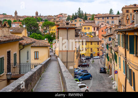 Pérouse, Ombrie / ITALIE - 2018/05/28 : Vue panoramique de l'aqueduc historique formant Via dell'acquedotto rue piétonne le long de l'ancienne Via Appia Banque D'Images