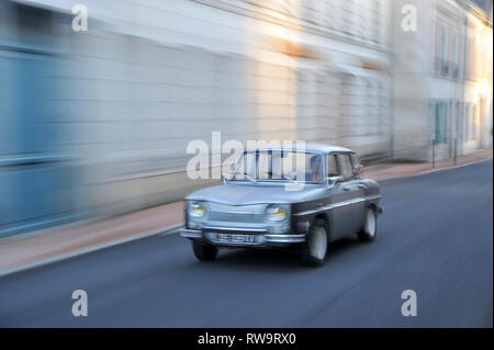 Voiture classique Renault 8 traversant une petite ville française Banque D'Images