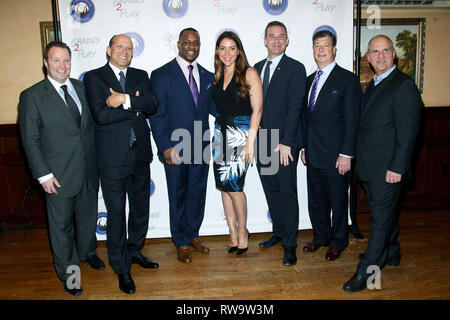 New York, USA. 07 avr, 2016. Gary Rudow, Howard Lutnick, Erik Coleman, Sabrina Coleman, Joe Daniels, Andrew Perel, Robert Hoffman à l'Jeudi, 7 avr, 2016 Celebrity Charity Casino nuit présentée par les jeunes de Manhattan au Baseball Ben & Jack's Steak House à New York, USA. Crédit : Steve Mack/S.D. Mack Photos/Alamy Banque D'Images