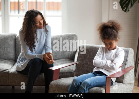 Triste African American girl éviter de parler à maman Banque D'Images