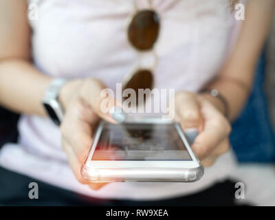 Close-up woman's hand en utilisant votre smartphone. Avec la technologie humaine concept. Banque D'Images