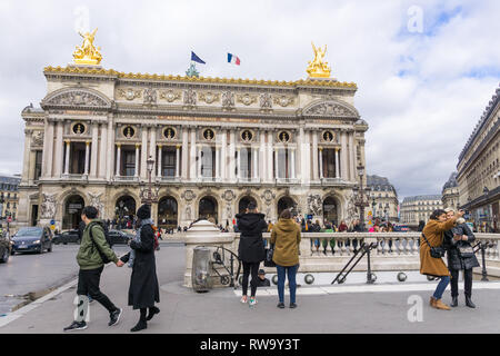Les touristes de prendre des photos en face de l'Opéra Garnier de Paris, France. Banque D'Images