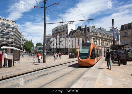 Le Mans (nord-ouest de la France) : Les piétons et le tramway dans 'place de la République' square, dans le centre-ville Banque D'Images