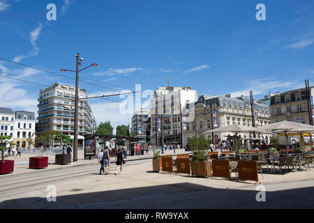 Le Mans (nord-ouest de la France) : Les piétons et les voies de la ligne de tramway à place de la République square, dans le centre-ville Banque D'Images