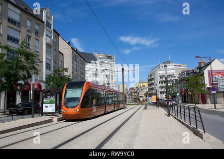 Le Mans (nord-ouest de la France) : façades de bâtiments et du tramway dans la rue ' rue Maillets , dans le district de maillets Villaret Banque D'Images