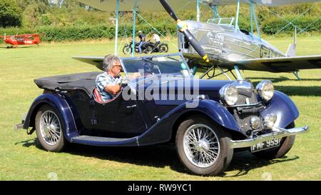 1937 Riley Lynx à la Shuttleworth Collection, UK, avec Blackburn B2 dans l'arrière-plan. Banque D'Images