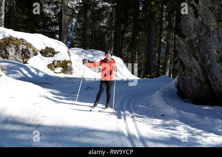 Femme sur ski San Martino di Castrozza, Trentin, Italie, Europe Banque D'Images