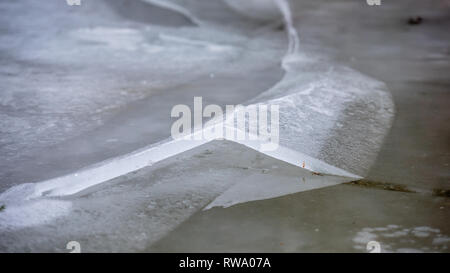 L'épaisseur de la glace sur le lac gelé à Vorderer Langbathsee. De belles montagnes aux sommets enneigés reflètent dans le crystal clear lake Banque D'Images