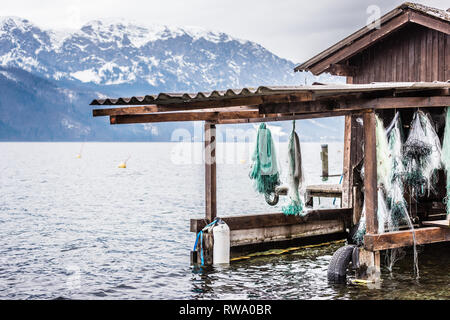 Les filets de pêche suspendus dans une maison de bateau sur le lac d'eau douce de l'Attersee dans le Salzkammergut autrichien, dans le village de Nußdorf am Attersee Banque D'Images