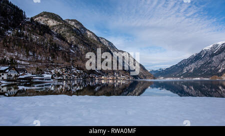 Montagnes reflétées dans les eaux cristallines de l'eau alpine dans le lac de Hallstatt, Autriche Banque D'Images