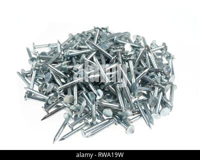 Un groupe de clous de toiture, isolated on white Banque D'Images