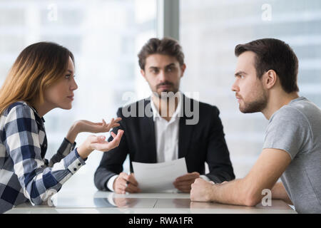 Les époux se séparent en contestant sur règlement de divorce lawyers office Banque D'Images