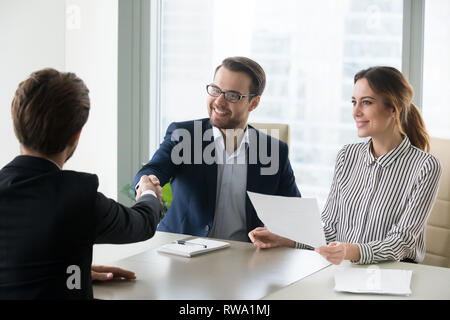 Happy hr manager une liaison réussie d'embauche du candidat masculin Banque D'Images