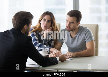 Angry couple arguing avocat réunion que les plaintes sur la mauvaise Durée du contrat Banque D'Images