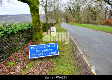 L'avis de la Police, Pas de parking sur la route ou point,Coniston,Lake District,Cumbria, Angleterre, Royaume-Uni Banque D'Images