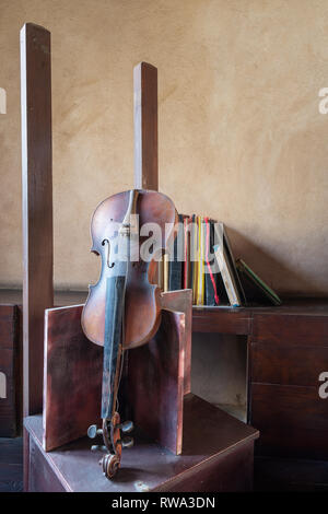 Still Life shot of broken vieux violon et grunge vintage books Banque D'Images