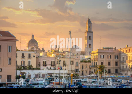 Bari au coucher du soleil avec la Basilique de San Nicola et la cathédrale romane. Bari, Pouilles, Italie. front de mer vue sur la ville à partir de la marina. Région Pouilles Banque D'Images