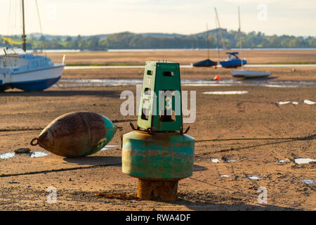 Emouth, Devon, England, UK - 18 Avril 2017 : Bateaux dans le port de Exmouth à marée basse et certaines bouées Banque D'Images