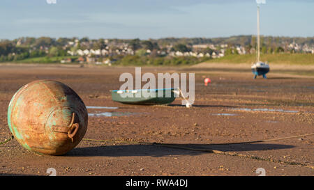 Emouth, Devon, England, UK - 18 Avril 2017 : Bateaux dans le port de Exmouth à marée basse et certaines bouées Banque D'Images