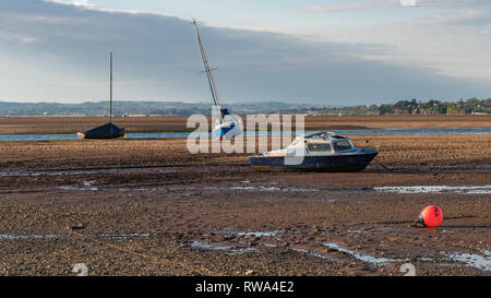 Emouth, Devon, England, UK - 18 Avril 2017 : Bateaux dans le port de Exmouth à marée basse et certaines bouées Banque D'Images